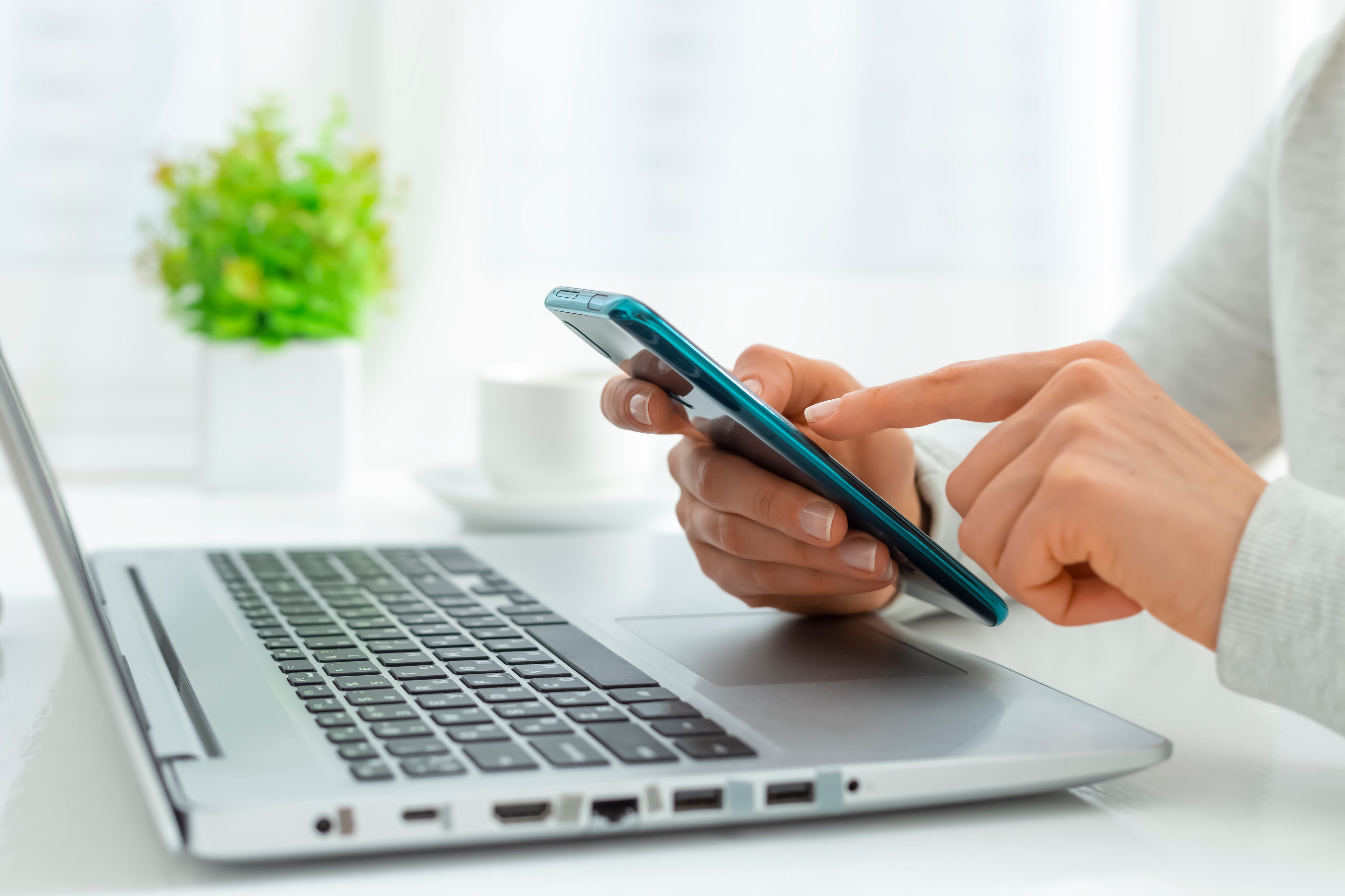 Laptop_Phone_Authentication_Hands_Shopping_original_2728254.jpg